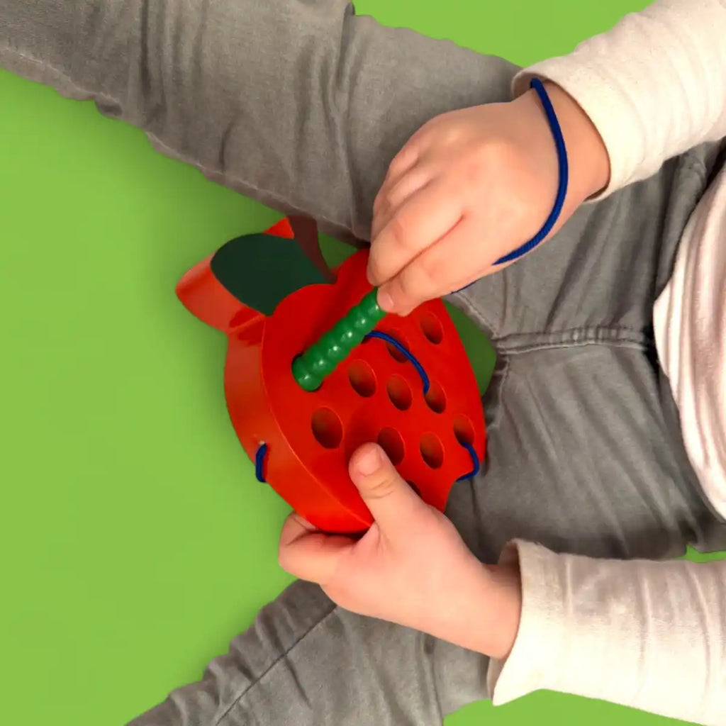 Montessori igra provlacenja u motivu jabuke