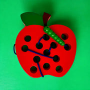 Montessori jabuka za provlačenje crvića